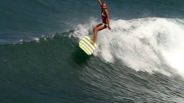 MS TS女冲浪者骑浪和消灭/ Haleiwa，夏威夷，美国视频素材