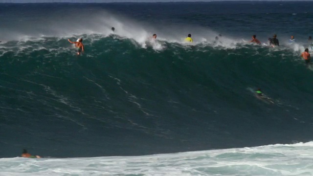 WS TS冲浪者划桨浪/ Haleiwa，夏威夷，美国视频素材