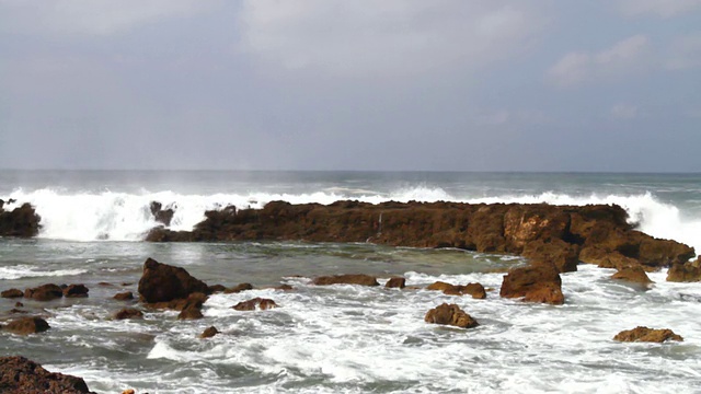 拍打着熔岩海岸的海浪/ Haleiwa，夏威夷，美国视频素材