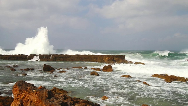 拍打着熔岩海岸的海浪/ Haleiwa，夏威夷，美国视频素材