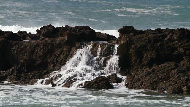 海浪冲击着海岸的熔岩岩石/ Haleiwa，夏威夷，美国视频素材