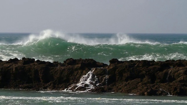 海浪冲击着岸边的熔岩岩石/ Haleiwa，夏威夷，美国视频素材