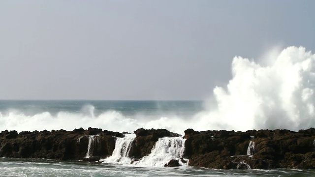 拍打着熔岩海岸的海浪/ Haleiwa，夏威夷，美国视频素材