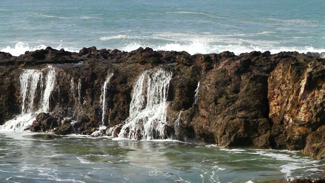 海浪冲击着海岸的熔岩岩石/ Haleiwa，夏威夷，美国视频素材