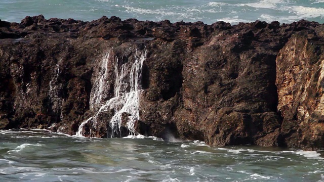 科罗拉多海浪冲击着熔岩岩海岸/ Haleiwa，夏威夷，美国视频素材