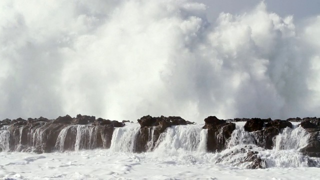 海浪冲击着海岸的熔岩岩石/ Haleiwa，夏威夷，美国视频素材