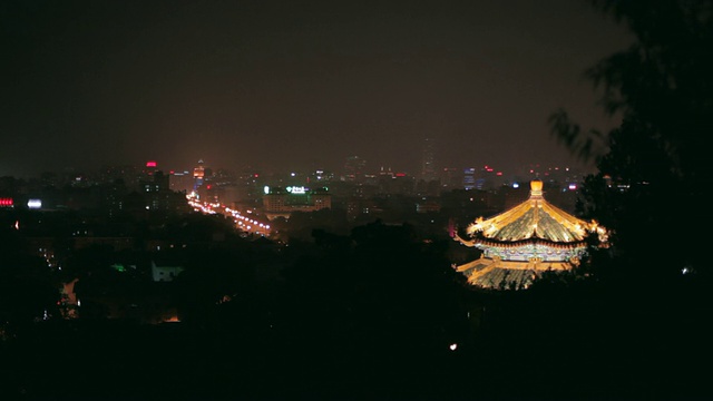 WS PAN城市景观与明亮的寺庙屋顶在夜晚前景/中国北京视频素材