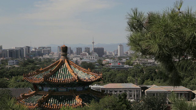 WS PAN前景中的旧寺庙屋顶城市景观/中国北京视频素材