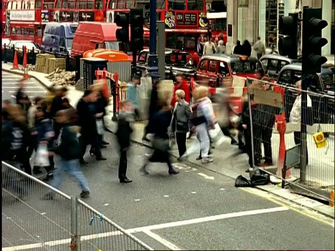 人们走过人行横道，交通移动，道路工程，伦敦，英国视频素材