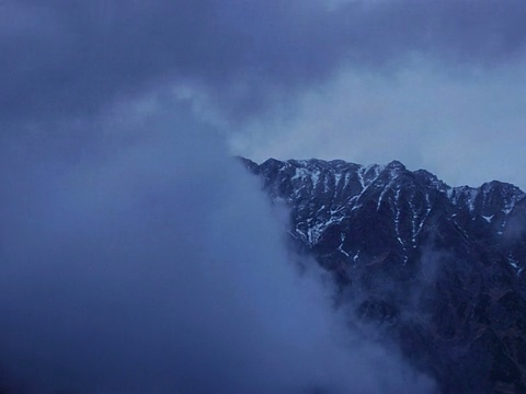 日本上高知，天空中乌云密布的雪山视频下载