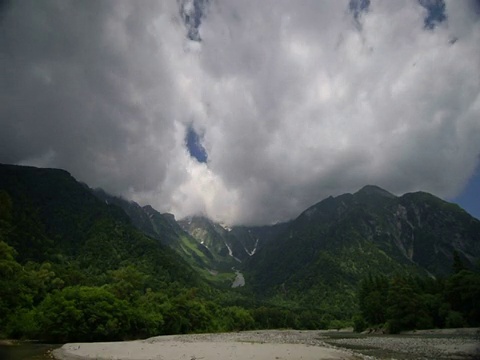 T/L云经过绿色山谷与河流在前景，上高内，日本视频下载