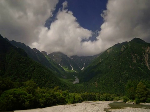 T/L云经过绿色山谷与河流在前景，上高内，日本视频下载