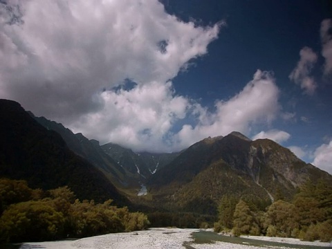 T/L云经过秋天的棕色山谷与河流在前景，上高内，日本视频素材