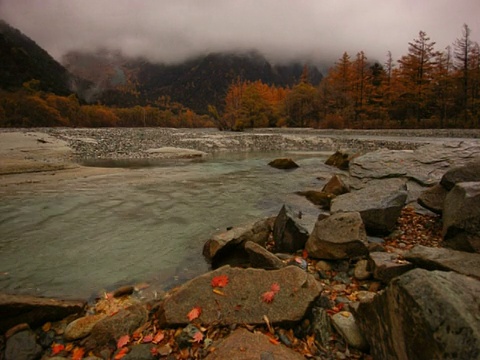 T/L云经过秋天的棕色山谷与河流在前景，上高内，日本视频素材