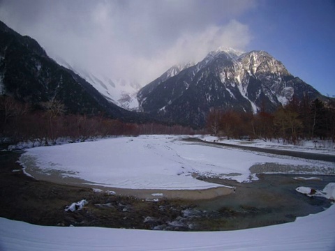 T/L云经过雪谷与河流在前景，上高内，日本视频下载