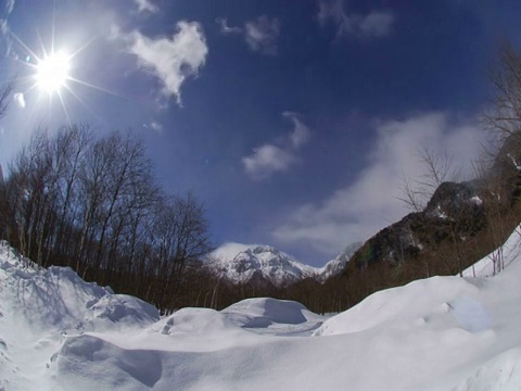 T/L广角拍摄的云经过雪域，上高知，日本视频素材