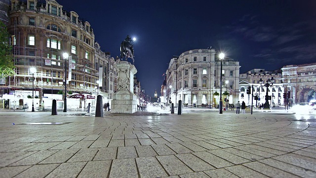 英国伦敦繁忙街道的夜景视频素材