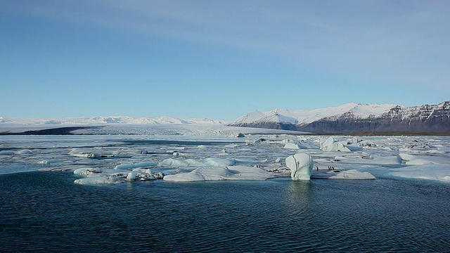 冰岛jokulsarlon湖上漂浮着许多正在融化的冰川视频素材