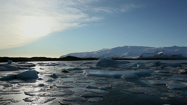 日落时分，冰岛jokulsarlon湖上漂浮着许多融化的冰川视频素材