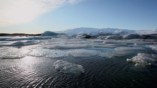 日落时分，冰岛jokulsarlon湖上漂浮着许多融化的冰川视频素材