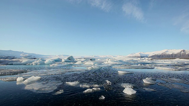 冰岛jokulsarlon湖上漂浮着许多正在融化的冰川视频素材