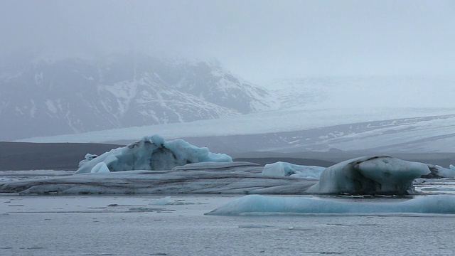 融化的冰川漂浮在冰岛Jokulsarlon湖上视频素材