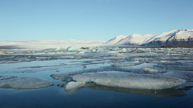 融化的冰川漂浮和移动在jokulsarlon湖/冰岛视频素材