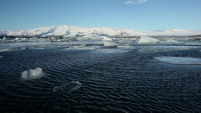 融化的冰川漂浮和移动在jokulsarlon湖/冰岛视频素材