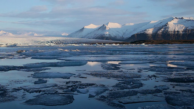 融化的冰川漂浮在jokulsarlon湖/冰岛视频素材