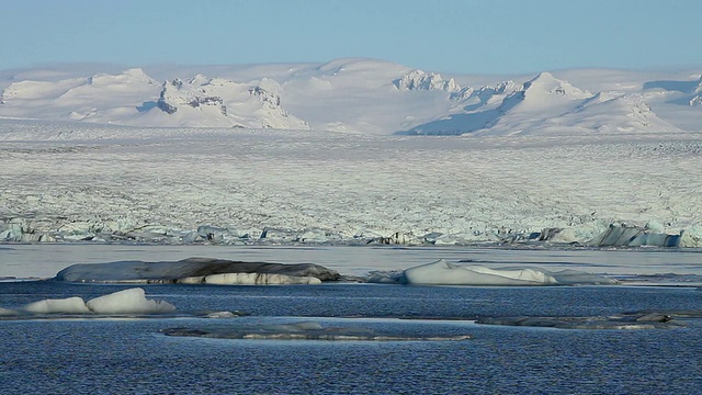 融化的冰川漂浮在jokulsarlon湖/冰岛视频素材