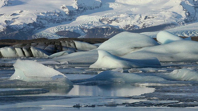 融化的冰川漂浮在jokulsarlon湖/冰岛视频素材