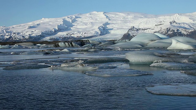 融化的冰川漂浮在jokulsarlon湖/冰岛视频素材