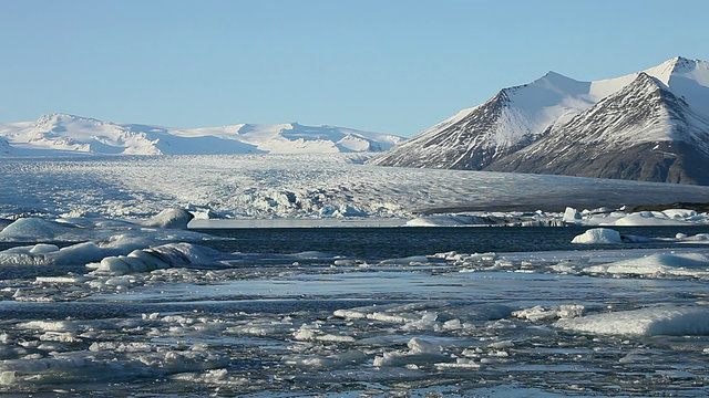 融化的冰川漂浮在jokulsarlon湖/冰岛视频素材