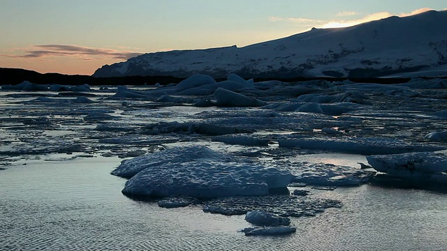 日落时分，冰岛jokulsarlon湖上漂浮着融化的冰川视频素材