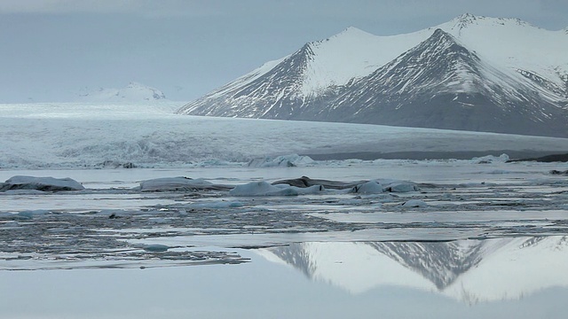 WS Breloamerkurjokull冰川和冰雪覆盖的山脉反映在湖泊/冰岛视频素材