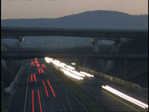 T/L黄昏在M5切尔滕纳姆-近侧角度的汽车与条纹前灯(驾驶在道路的左侧)视频素材