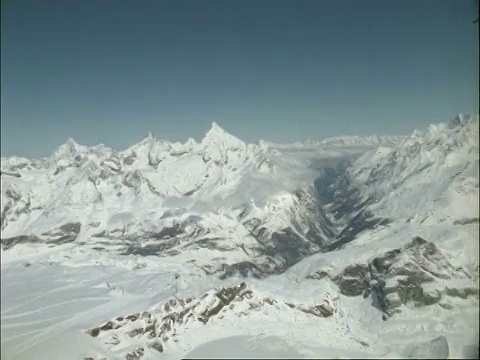 大雪覆盖的马特洪峰，盘山横跨瑞士的山顶视频素材