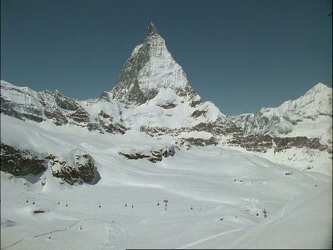 WA马特洪峰，滑雪者和升降机在前景，瑞士视频素材