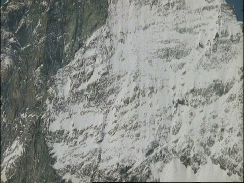 从瑞士马特洪山下到下面的缆车视频素材