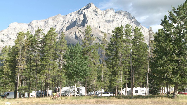 加拿大艾伯塔省，班夫，泊着winnebagos / Banff的MS Shot视频素材