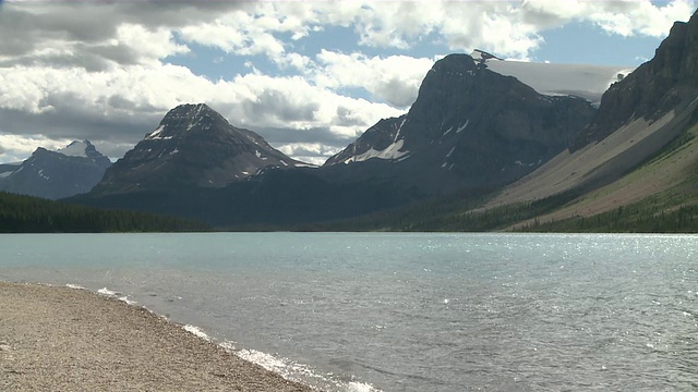 MS lake shore / Banff国家公园，加拿大阿尔伯塔省视频素材