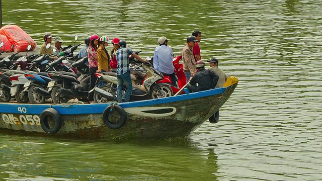 越南广南会安后当街，载着摩托车过河的本地渡轮及旅客下车视频素材