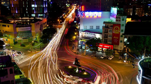 拍摄于越南胡志明市夜晚拥挤的城市区域视频素材