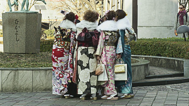 一群穿着和服的日本女孩视频素材