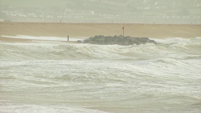 英国，波涛汹涌的大海，海浪拍打着海滩和岩石视频素材