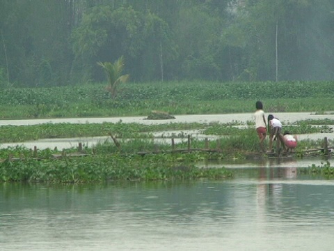 2009年，菲律宾马尼拉市中心，孩子们走在洪水上的临时桥上视频素材