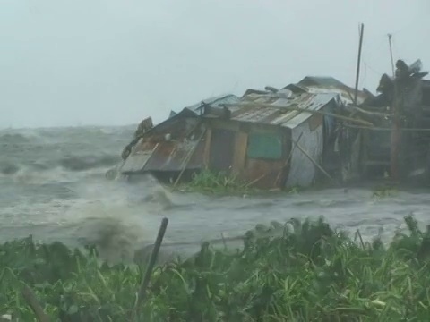 2009年台风美利奈期间，海浪冲击着马尼拉东南20公里库庞的棚屋视频素材