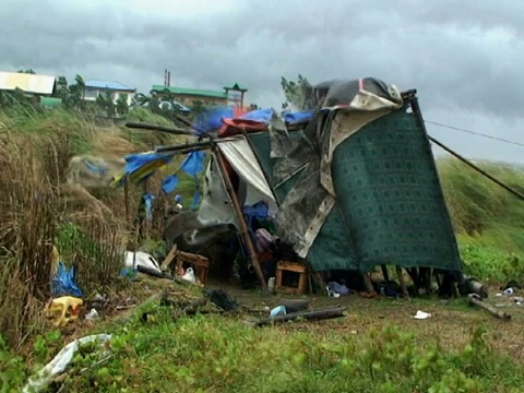 2009年，菲律宾，在台风美利奈期间，棚屋在强风中被吹散视频素材