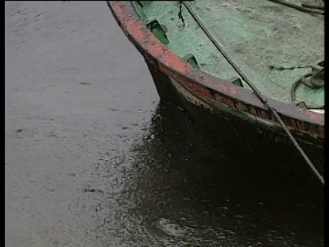 在厚厚的浮油中划艇的船头。拉科鲁尼亚，西班牙地中海，厄奎奥拉泄漏，1976年5月。视频素材