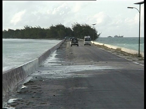 海浪冲击堤道，基里巴斯，中太平洋视频素材